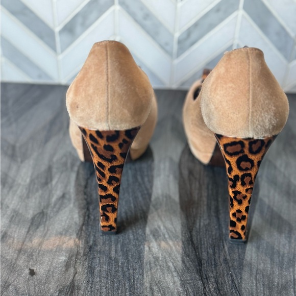 Stuart Weitzman size 9 tan suede upper with leopard 5.25”heel - Gorgeous!! - Picture 3 of 4